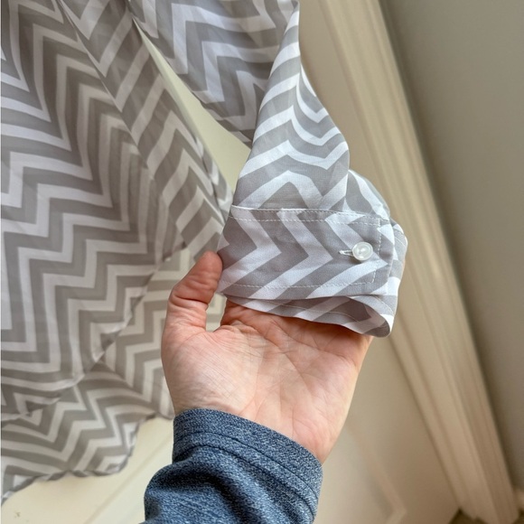 a.n.a Gray and White Chevron Sheer top. Sz Large - Picture 4 of 6